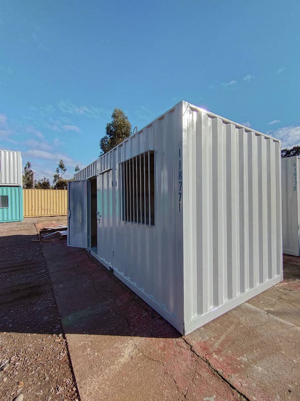Principales características: Dimensiones y Estructura: Contenedor de 20 pies (aprox. 6m). Estructura primaria de acero galvanizado de alta resistencia (canales de 125x50mm, 100x50mm y 50x30mm). Refuerzo en esquinas con perfil triangular y bolsillos para horquilla. Materiales Exteriores: Paneles de lámina de acero galvanizado de 0.8mm con plegado de alta resistencia. Pintura anticorrosiva y esmalte sintético color RAL 7035. Techo metálico a dos aguas. Acabado Interior: Aislamiento con poliuretano proyectado para evitar condensación. Paredes interiores en yeso-cartón de 10mm y cielo en fibrocemento liso de 4mm, pintados con esmalte al agua. Piso flotante fotolaminado. Molduración en madera Pine Fingerjoint o MDF. Instalación Eléctrica (220V): Sistema completo embutido en PVC. Tablero con interruptor termomagnético general (25A), diferencial (2x25A/30mA), circuitos independientes para alumbrado (10A) y enchufes (16A). Incluye: 2 luminarias LED de 18W, luminaria exterior, 2 enchufes dobles, punto de red, detector de humo y conexión para equipo de aire acondicionado. Instalación Sanitaria: Circuito de agua fría con cañería PPR de 20mm. Alcantarillado en PVC sanitario. Equipado con artefacto sanitario de fanaloza y grifería cromada. Accesos: Puerta de acceso metálica con cerradura de manilla y porta candado. Dos ventanas correderas de aluminio mate de 1x1m con protecciones metálicas. Ventajas y beneficios: Listo para Usar en Tiempo Récord: Llega a su ubicación completamente equipada (electricidad, baño, iluminación), permitiéndole operar casi de inmediato, sin obras complejas. Máxima Durabilidad y Bajo Mantenimiento: La estructura de acero galvanizado, la pintura anticorrosiva y el aislamiento de poliuretano garantizan una larga vida útil, excelente estanqueidad y protección contra la corrosión y la condensación, minimizando costos de reparación. Seguridad y Confort Garantizados: Disfrute de un espacio profesional y seguro con una instalación eléctrica reglamentaria y protegida, detector de humo, ventanas con protección y un baño privado e higiénico. Flexibilidad Total: Gracias a sus refuerzos y bolsillos para horquilla, es fácil de transportar y recolocar según sus necesidades, adaptándose a diferentes proyectos y ubicaciones. Descripción detallada: Este módulo de oficina con baño está diseñado para ser la solución definitiva cuando se necesita un espacio de trabajo funcional, independiente y de calidad en un plazo mínimo. Más que un simple contenedor, es un entorno de trabajo completo que llega listo para conectar y ocupar. Ideal para supervisores de obra, como oficina provisional en proyectos de construcción, como módulo de servicios en eventos, espacio adicional para empresas en expansión o incluso como puesto de control vigilancia. Su diseño robusto con aislamiento proyectado lo convierte en un espacio climatizable y confortable en cualquier estación. Lo que nos diferencia es la integración de un baño privado con todas las instalaciones sanitarias y eléctricas ya realizadas bajo normativa, acabados interiores de calidad (yeso-cartón y fibrocemento) que proporcionan un aspecto profesional y acogedor, y una atención al detalle en la seguridad (detección de humos, protecciones en ventanas). Es la opción que prioriza la productividad y el bienestar desde el primer día, sin compromisos en la calidad de los materiales o la ejecución. Principales características: Dimensiones y Estructura: Contenedor de 20 pies (aprox. 6m). Estructura primaria de acero galvanizado de alta resistencia (canales de 125x50mm, 100x50mm y 50x30mm). Refuerzo en esquinas con perfil triangular y bolsillos para horquilla. Materiales Exteriores: Paneles de lámina de acero galvanizado de 0.8mm con plegado de alta resistencia. Pintura anticorrosiva y esmalte sintético color RAL 7035. Techo metálico a dos aguas. Acabado Interior: Aislamiento con poliuretano proyectado para evitar condensación. Paredes interiores en yeso-cartón de 10mm y cielo en fibrocemento liso de 4mm, pintados con esmalte al agua. Piso flotante fotolaminado. Molduración en madera Pine Fingerjoint o MDF. Instalación Eléctrica (220V): Sistema completo embutido en PVC. Tablero con interruptor termomagnético general (25A), diferencial (2x25A/30mA), circuitos independientes para alumbrado (10A) y enchufes (16A). Incluye: 2 luminarias LED de 18W, luminaria exterior, 2 enchufes dobles, punto de red, detector de humo y conexión para equipo de aire acondicionado. Instalación Sanitaria: Circuito de agua fría con cañería PPR de 20mm. Alcantarillado en PVC sanitario. Equipado con artefacto sanitario de fanaloza y grifería cromada. Accesos: Puerta de acceso metálica con cerradura de manilla y porta candado. Dos ventanas correderas de aluminio mate de 1x1m con protecciones metálicas. Ventajas y beneficios: Listo para Usar en Tiempo Récord: Llega a su ubicación completamente equipada (electricidad, baño, iluminación), permitiéndole operar casi de inmediato, sin obras complejas. Máxima Durabilidad y Bajo Mantenimiento: La estructura de acero galvanizado, la pintura anticorrosiva y el aislamiento de poliuretano garantizan una larga vida útil, excelente estanqueidad y protección contra la corrosión y la condensación, minimizando costos de reparación. Seguridad y Confort Garantizados: Disfrute de un espacio profesional y seguro con una instalación eléctrica reglamentaria y protegida, detector de humo, ventanas con protección y un baño privado e higiénico. Flexibilidad Total: Gracias a sus refuerzos y bolsillos para horquilla, es fácil de transportar y recolocar según sus necesidades, adaptándose a diferentes proyectos y ubicaciones. Descripción detallada: Este módulo de oficina con baño está diseñado para ser la solución definitiva cuando se necesita un espacio de trabajo funcional, independiente y de calidad en un plazo mínimo. Más que un simple contenedor, es un entorno de trabajo completo que llega listo para conectar y ocupar. Ideal para supervisores de obra, como oficina provisional en proyectos de construcción, como módulo de servicios en eventos, espacio adicional para empresas en expansión o incluso como puesto de control vigilancia. Su diseño robusto con aislamiento proyectado lo convierte en un espacio climatizable y confortable en cualquier estación. Lo que nos diferencia es la integración de un baño privado con todas las instalaciones sanitarias y eléctricas ya realizadas bajo normativa, acabados interiores de calidad (yeso-cartón y fibrocemento) que proporcionan un aspecto profesional y acogedor, y una atención al detalle en la seguridad (detección de humos, protecciones en ventanas). Es la opción que prioriza la productividad y el bienestar desde el primer día, sin compromisos en la calidad de los materiales o la ejecución.